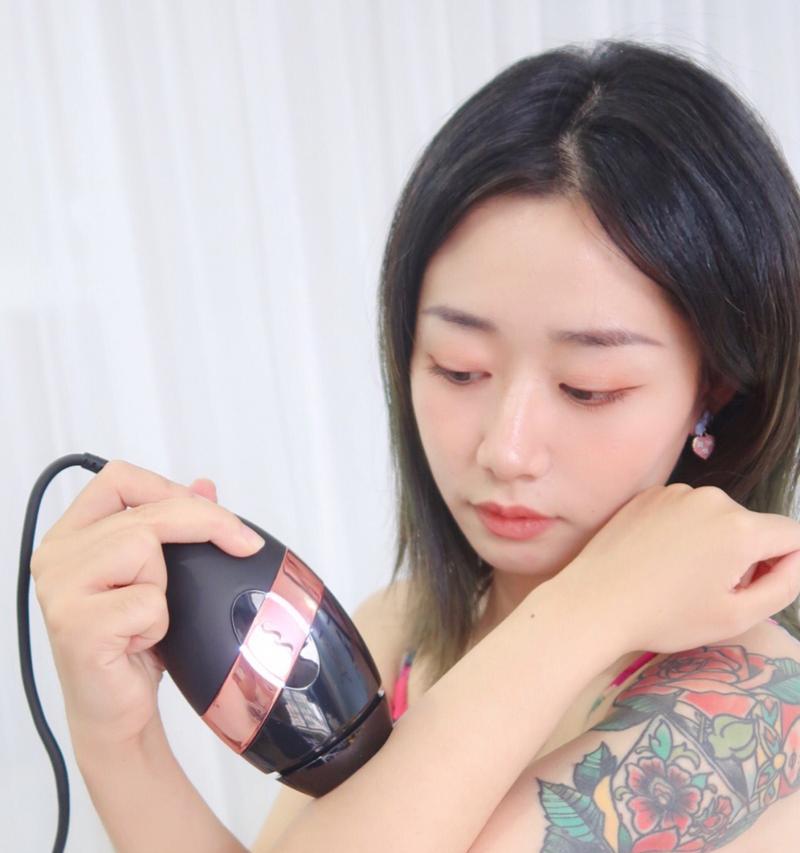 拥有宠物也能轻松脱毛（告别宠物脱毛烦恼，享受干净整洁生活）