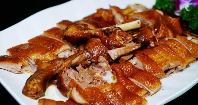 如何正确饲养火鹤鱼（从选购到饲养，一步步教你成为火鹤鱼的专家）
