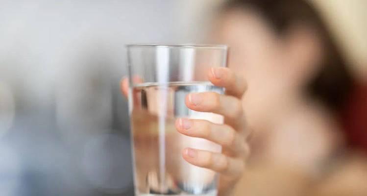 多喝水并非万灵药（揭示多喝水并非解决所有问题的原因及其关键因素）