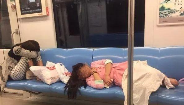 拉屎臭的原因解析（为什么排泄物会产生难闻的气味？）